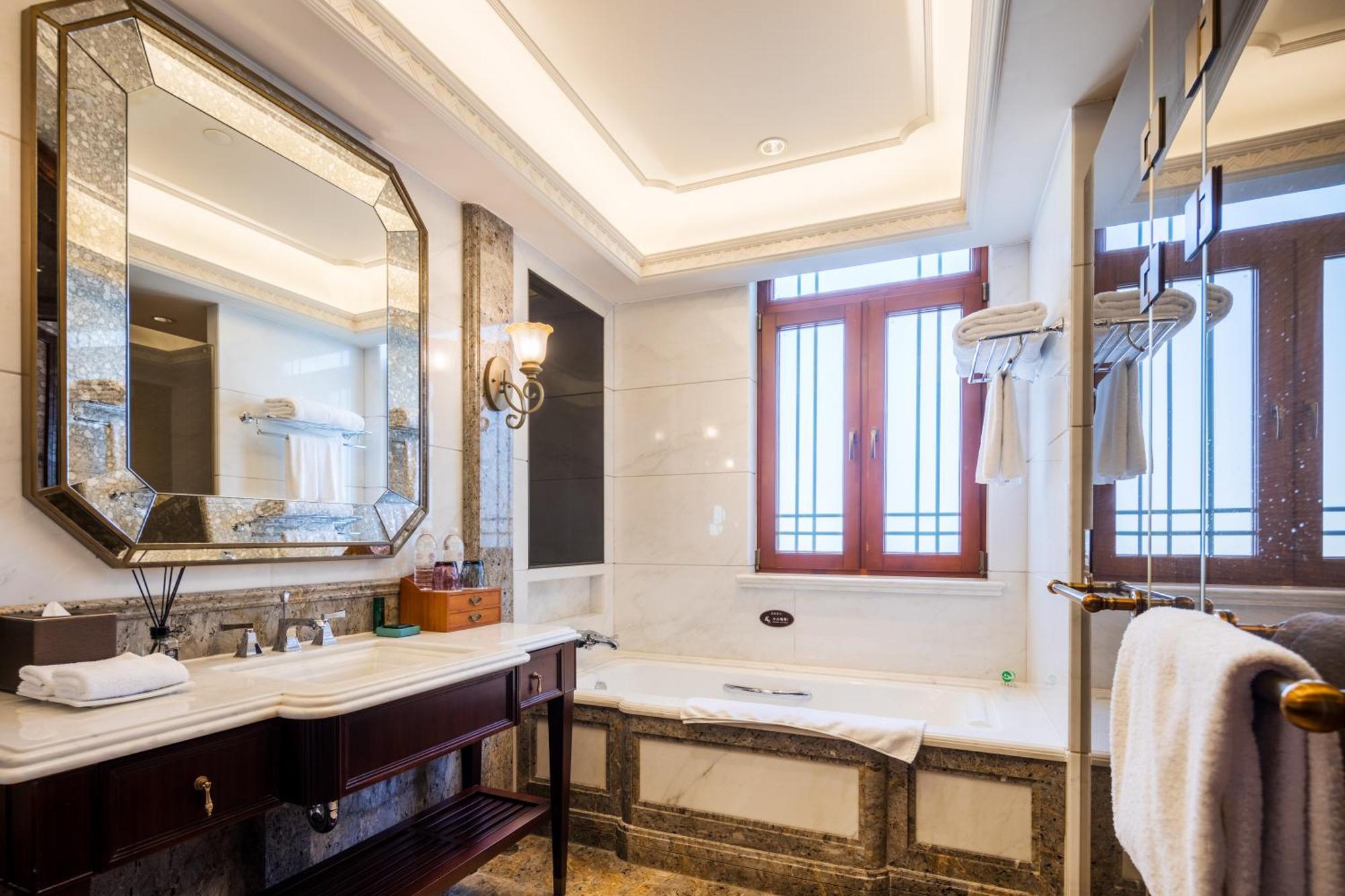 Donghu Hotel